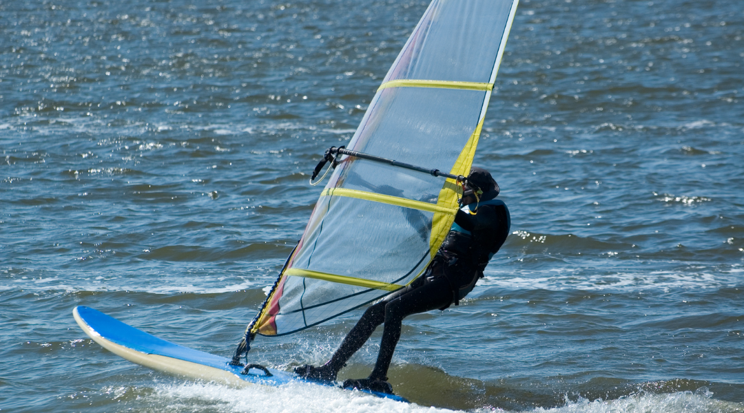 Surfer auf einem Surfbrett