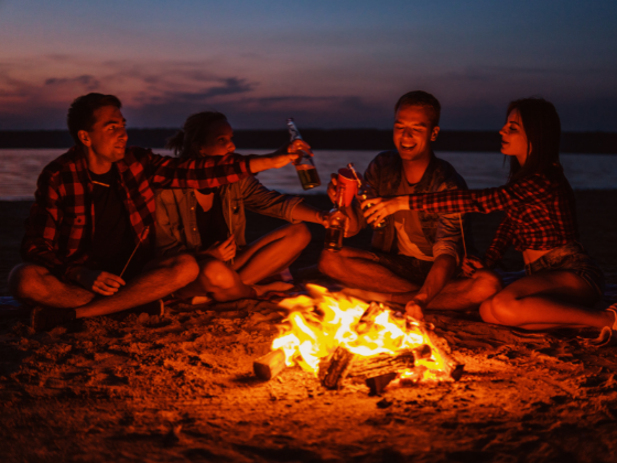 Abendstimmung am Meer mit Personen an einem Feuer die Singen