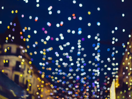 Stadt geschmückt mit Lichterketten